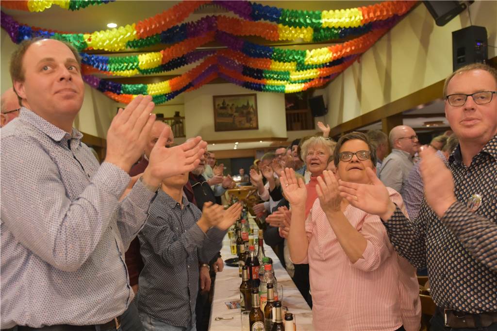 Burggeister lassen die Feste Ottenstein beim Büttabend kräftig wackeln Stehenden Applaus gab es für die Akteure beim ersten Galabüttabend der Burggeister.