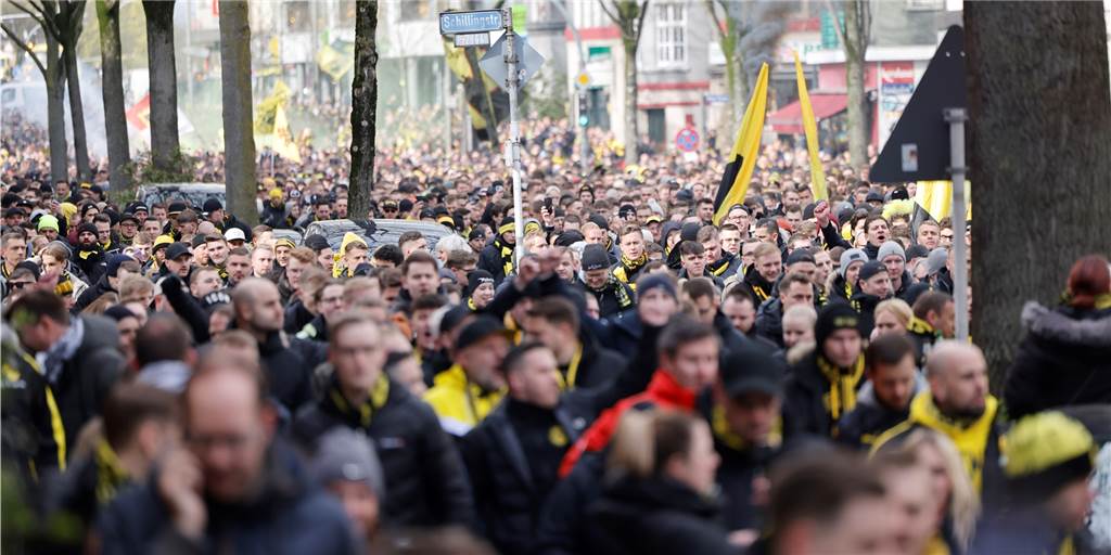 Bis zu 15.000 Fußballfans mehr in Dortmund unterwegs - ein Problem? Stehplätze im Europapokal bedeutet auch. Deutlich mehr Fans werden auch unter der Woche in Dortmund unterwegs sein.