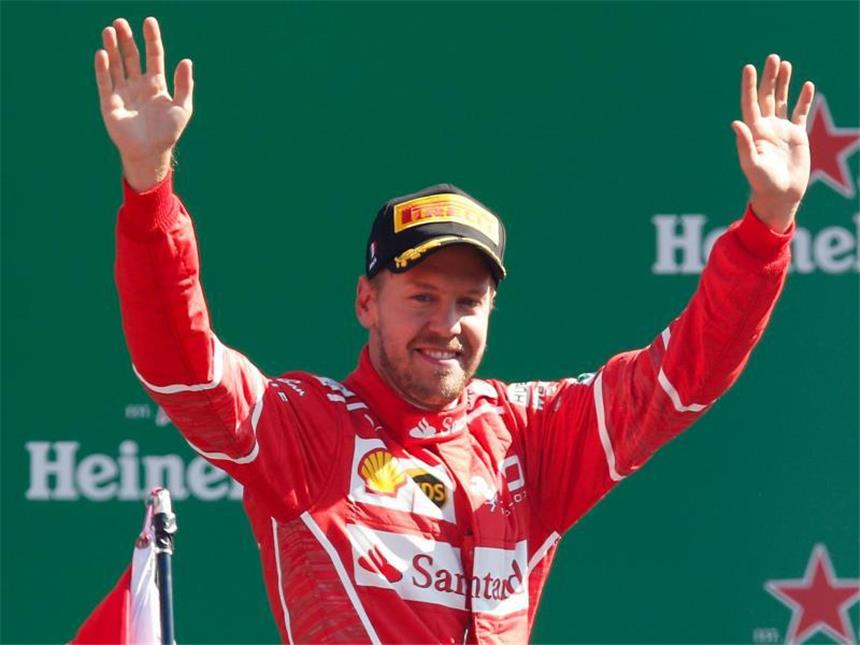Vettel in Singapur unter Siegzwang Steht beim Großen Preis von Singapur und Erfolgszwang: Sebastian Vettel. Foto: Luca Bruno