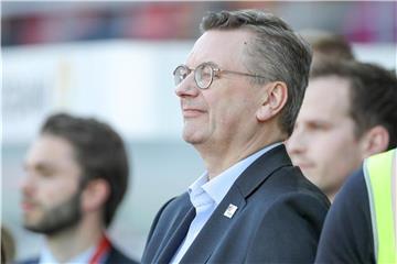 Steht Bundeskanzlerin Angela Merkel für einen Ratschlag für einen WM-Besuch in Russland gerne zur Verfügung: DFB-Präsident Reinhard Grindel. Foto: Jan Woitas