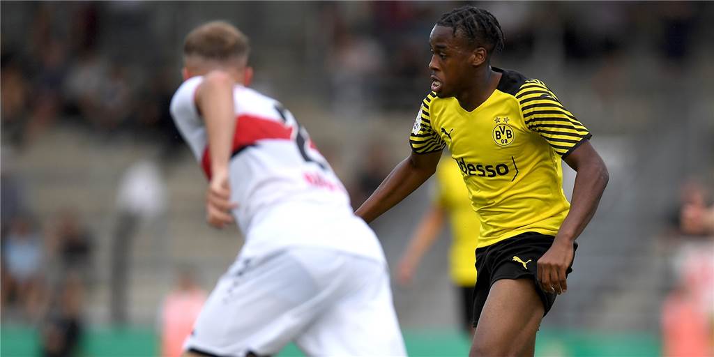 Personal, Form, Taktik: Die BVB-U19 vor dem DM-Showdown gegen Hertha BSC BVB-Youngster Jamie Bynoe-Gittens im Zweikampf.
