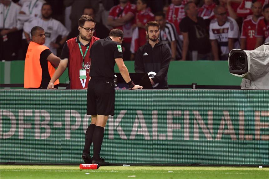 Videobeweis und Schiedsrichter vor Bewährungsprobe Steht in der Kritik: Schiedsrichter Felix Zwayer.