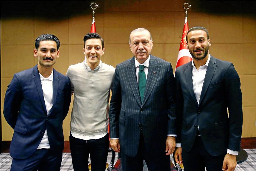 Reinhard Grindel: Von Erdogan „missbrauchen lassen“ Stein des Anstoßes: Wegen dieses Bilder mit Recep Tayyip Erdogan (2.v.r.) droht Ilkay Gündogan (l.) und Mesut Özil (2.v.l.) Ärger.