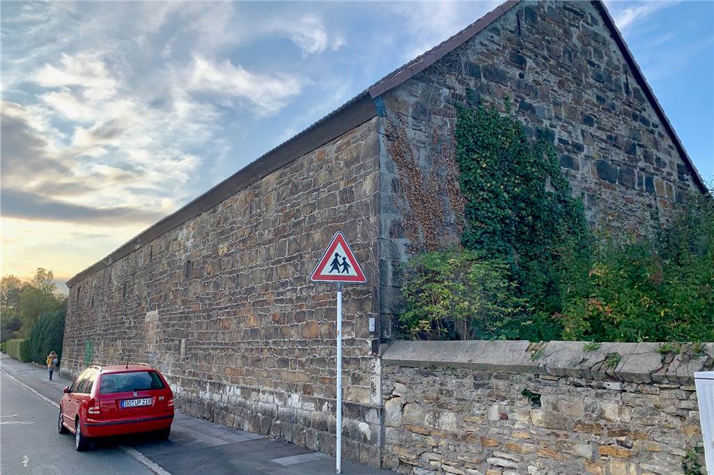 Ein südlicher Vorort wird 800 Jahre alt - und so wird gefeiert Steine in dieser Mauer am Fasanenweg könnten so alt sein, wie das Dorf selbst.