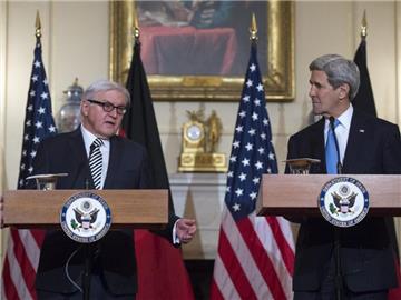 Steinmeier (l) forderte beim Treffen mit Kerry Moskau auf, Einfluss auf die Separatisten zu nehmen. Foto: Shawn Thew