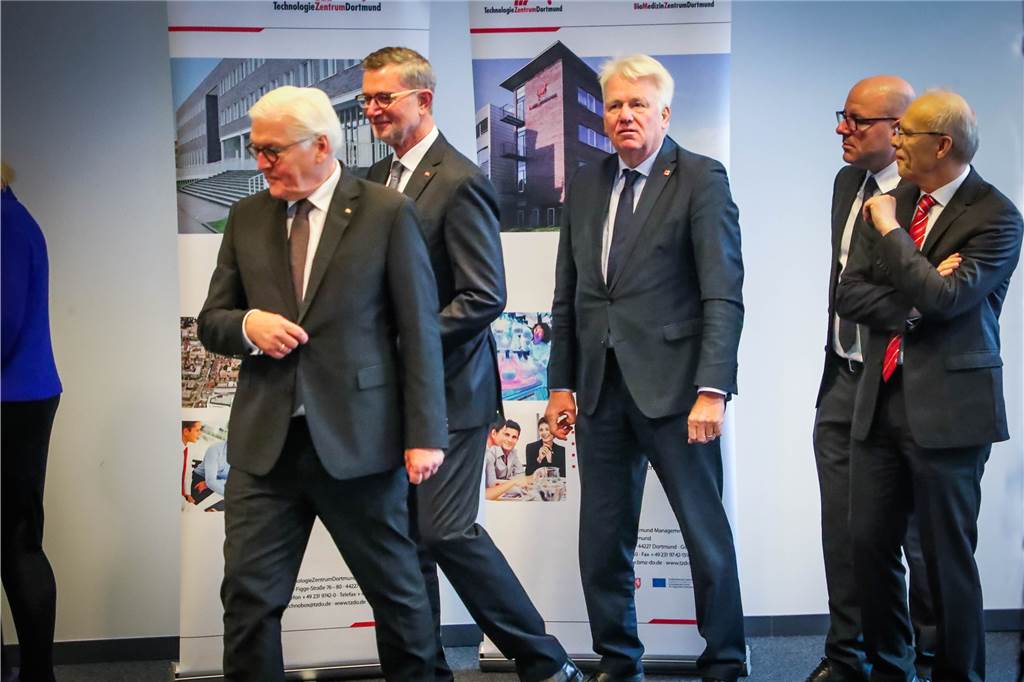 Bundespräsident Steinmeier besucht Dortmund - und kaum jemand kriegt es mit Steinmeiers Besuch in Dortmund lief nach einem festen Zeitplan. Hier wird gerade die Gesprächsrunde mit unter anderem Guido Baranowski und Ullrich Sierau beendet.