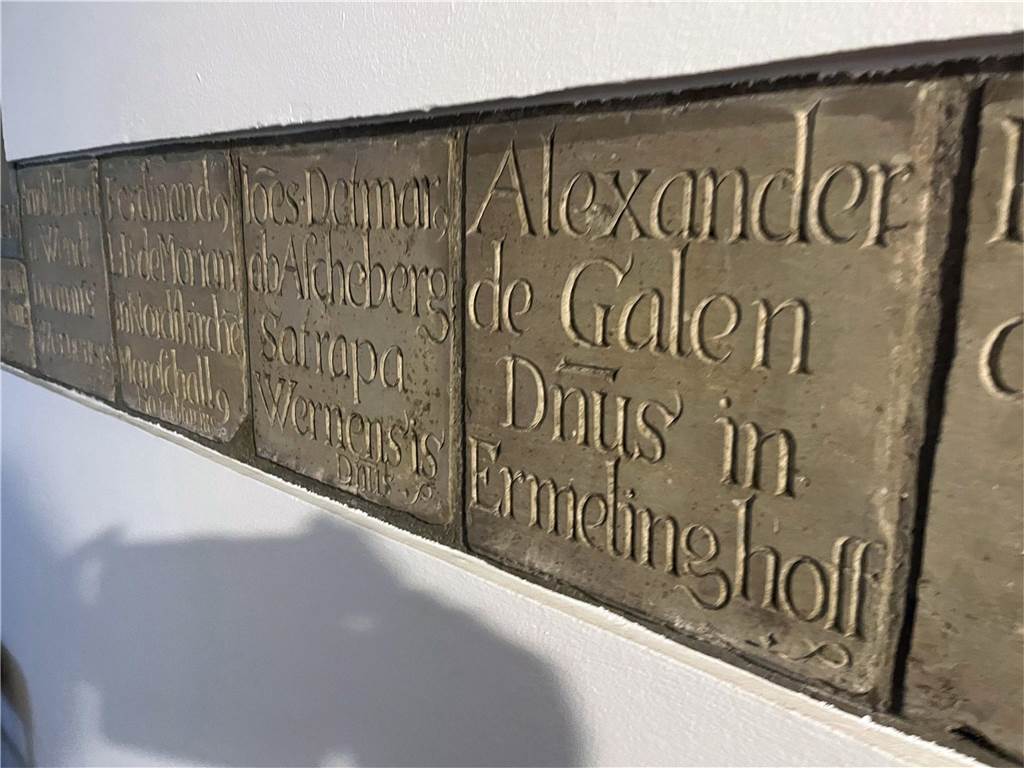 Steintafeln im Klostergang verweisen auf die zumeist adeligen Stifter des Kapuzinerklosters.