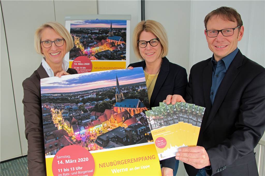 Von 769 Neubürgern folgen 124 der Einladung des Bürgermeisters Stellen das Programm für den nunmehr 7. Neubürgerempfang vor: v. l. Wirtschaftsförderin Carolin Brautlecht, Stephanie Viefhues aus dem Bürgermeisterbüro und Bürgermeister Lothar Chris