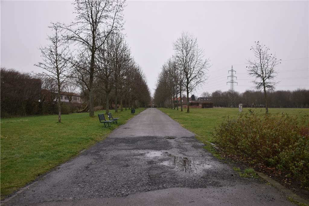 Laternen im Seepark: Anwohner fordern mehr Sicherheit für den Baukelweg Stellen wie diese gibt es mehrere auf den Wegen im Seepark. Für Menschen mit Rollatoren oder Rollstühlen sind sie schon bei Tag nur schwer zu überqueren. Abends oder früh morgens werden sie im Dunkeln zu gefährlichen Stolperfallen für alle Passanten.
