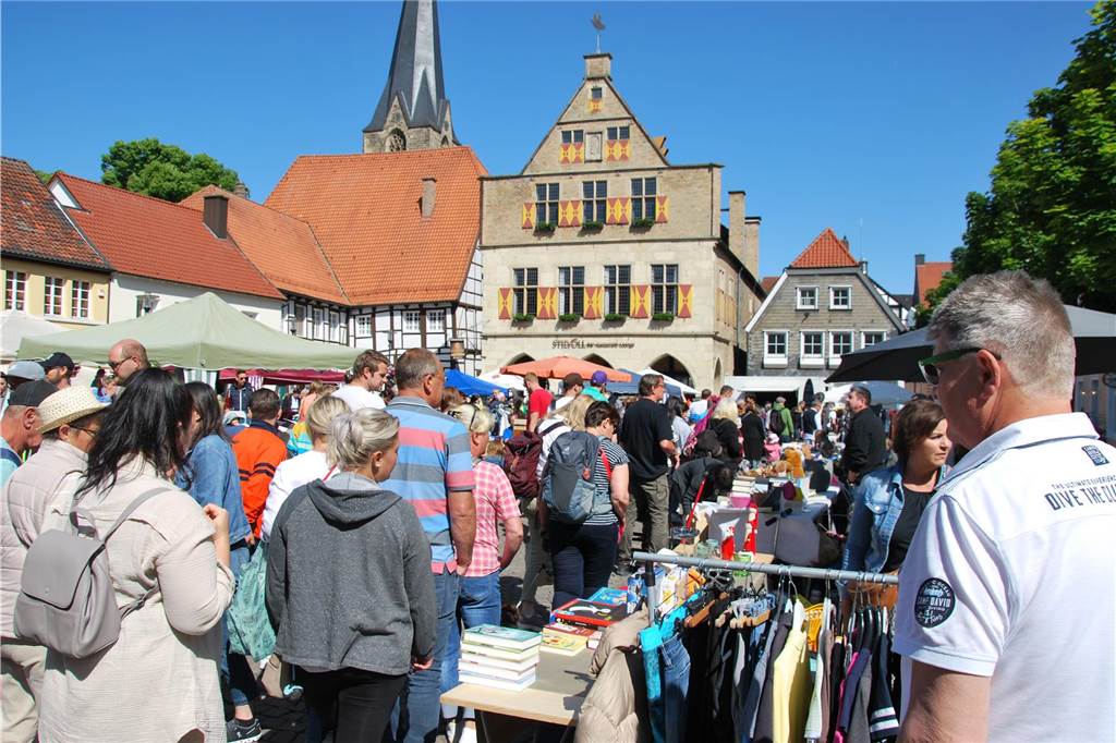Erstmals im Frühsommer: Flohmarkt lockt Trödler in die Werner Innenstadt Stellenweise mussten die Trödler sich gedulden: hier etwa auf dem Werner Marktplatz.