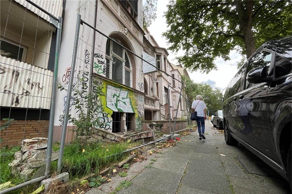 Drogensüchtige in Klinikviertel-Ruine: Angst vor Überfällen und Einbrüchen Stellenweise sind Lücken im Bauzaun erkennbar, sodass man ihn einfach überwinden könnte.