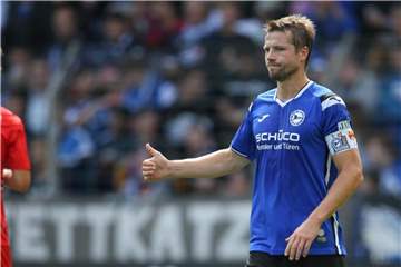 Stellt sich dem Dialog mit den Arminia-Fans: Bielefeld Kapitän Julian Börner. Foto: Friso Gentsch