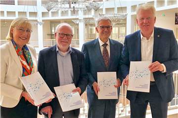 Stellten am Dienstag das Gutachten zum Masterplan Wissenschaft für Dortmund vor: (v.l.) TU-Rektorin Prof. Dr. Ursula Gather, Prof. Detlef Müller-Böling als Beauftragter für den Masterplan Wissenschaft, Prof. Manfred Prenzel, Vorsitzender der Evaluationskommission, und OB Ullrich Sierau.