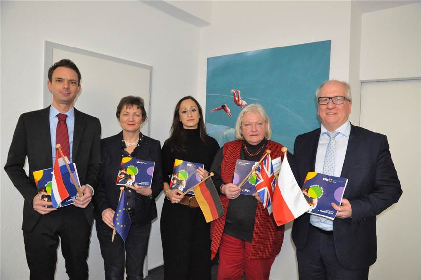 Neues VHS-Programm in neuem Format Stellten das neue VHS-Programm fürs erste Halbjahr vor: (v.l.) Rafael Schönhold, Marion Gramm, Mine Besik, Dagmar Harris-Boag und Kultur- und Schuldezernent Horst Müller-Baß.