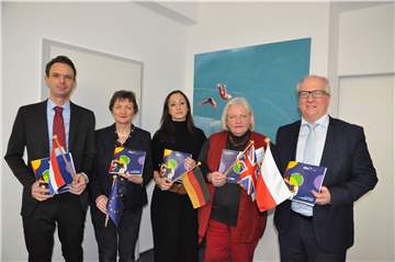 Stellten das neue VHS-Programm fürs erste Halbjahr vor: (v.l.) Rafael Schönhold, Marion Gramm, Mine Besik, Dagmar Harris-Boag und Kultur- und Schuldezernent Horst Müller-Baß.