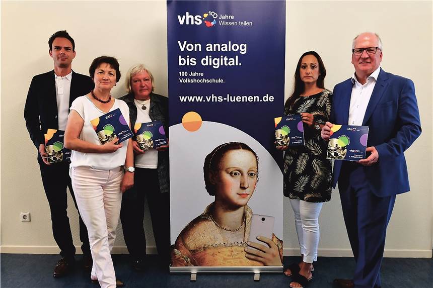 Stellten das neue VHS-Programm vor (v.l.): Rafael Schönhold, stellv. VHS-Leiter, VHS-Leiterin Marion Gramm, Dagmar Harris-Boag (Sprachenbereich), Mine Besik (Grundbildung und Integration) und Kulturdezernent Horst Müller-Baß.