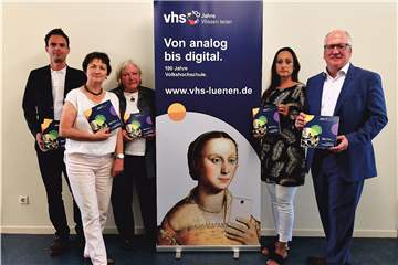 Stellten das neue VHS-Programm vor (v.l.): Rafael Schönhold, stellv. VHS-Leiter, VHS-Leiterin Marion Gramm, Dagmar Harris-Boag (Sprachenbereich), Mine Besik (Grundbildung und Integration) und Kulturdezernent Horst Müller-Baß.