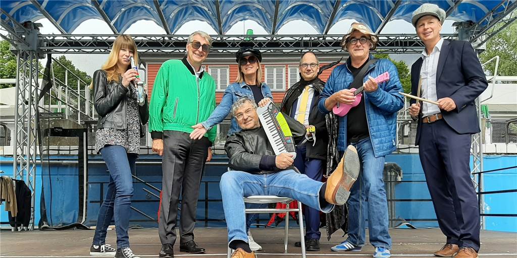 WLT stellt seine Bühne raus ins Parkbad Süd und feiert mit dem Elektrolurch Stellten das Programm von "Bühne raus" vor: (v.l.) Hannah Jesiek (WLT), Dr. Peter Lucke (Sparkasse), Marlen Kempf (Parkbad Süd), Martin Zill (Sparkasse), Ralf Ebeling (Intendant WLT), Dirk van Buer (Sparkasse) und vorne Günter Wohlfarth (Geschäftsführender Direktor WLT).