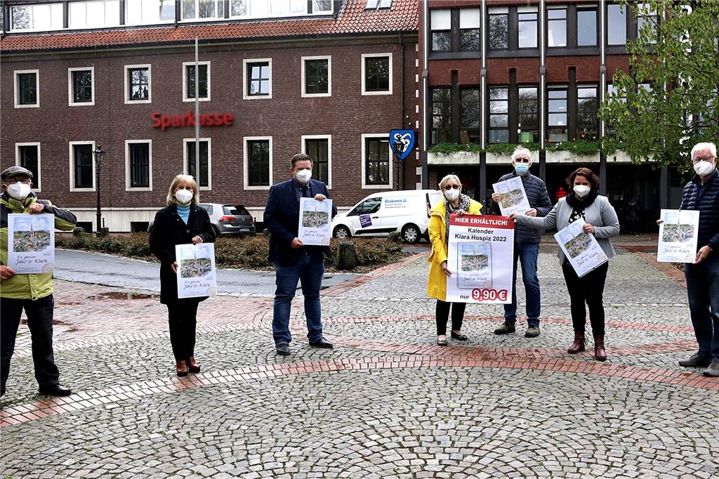 13 Aquarelle: Halterner Kalender-Motive für das Klara Hospiz Stellten den Kalender für Klara in Haltern vor (v.l).: Paul Schroer, Marlies Salewski (Heimatverein Sythen), Bürgermeister Andreas Stegemann, Brigitte und Manfred Vorholt, Katrin Mrozek und Wilhelm Grothus (Klara Hospizverein).