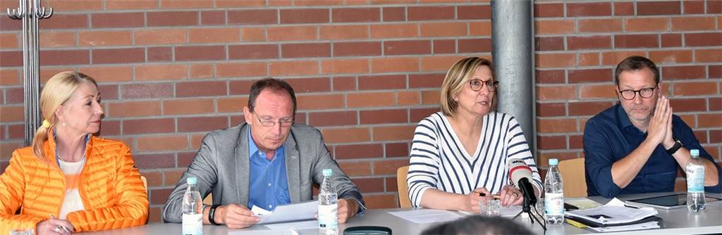 Lichterfest-Fiasko: Veranstalter wollen „über Wiedergutmachungen nachdenken“ Stellten sich am Montag den Fragen der Presse (v.l.): Stadtsprecherin Anke Widow, Bernd Kruse, Chef der Sport- und Freizeitbetriebe, Westfalenpark-Chefin Annette Kulozik und Norbert Labudda, technischer Leiter.