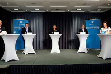 Stellten sich im Alten Rathaus den Fragen der Moderatoren Ingrid Wielens und Daniel Winkeltkotte sowie der Leser der Halterner Zeitung: Die Bürgermeisterkandidaten (v.l.): Andreas Stegemann (CDU), Beate Pliete (SPD) und Torsten Dederichs (FDP).