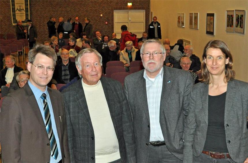 Beisenherz verteidigt Lösung mit Strukturasphalt Stellten sich zur Marktplatz-Umgestaltung den Fragen der Bürger (v.l.): Philipp Röhnert, Bürgermeister Johannes Beisenherz, Heiko Dobrindt und Rebekka Junge.