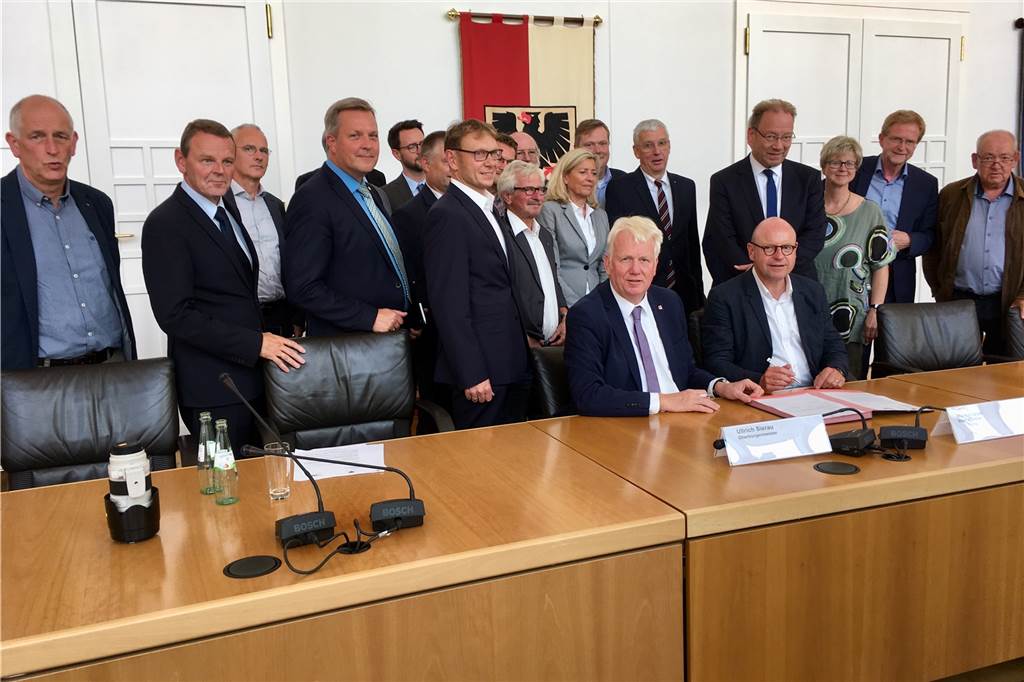 Damit die Bahnstrecke Dortmund-Münster zweigleisig wird: Bündnis lädt Verkehrsminister ein Stellvertretend für das Bahnbündnis Westfalen unterzeichneten die Oberbürgermeister von Dortmund und Münster, Ullrich Sierau (vorn links) und Markus Lewe, die Einladungsschreiben an Verkehrsminister Scheuer und Bahn-Chef Lutz.