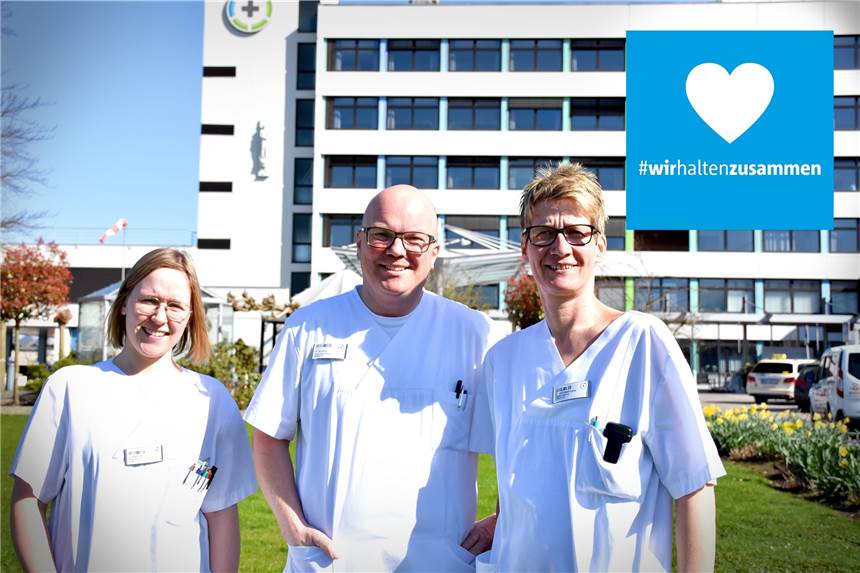 Stellvertretend für das gesamte Personal im Klinikum Westmünsterland sind Laura Kahmen (28), Stefan Buning (49) und Christiane Winkelhues (46) – hier vor dem Ahauser Krankenhaus – nur drei Helden des Alltags.