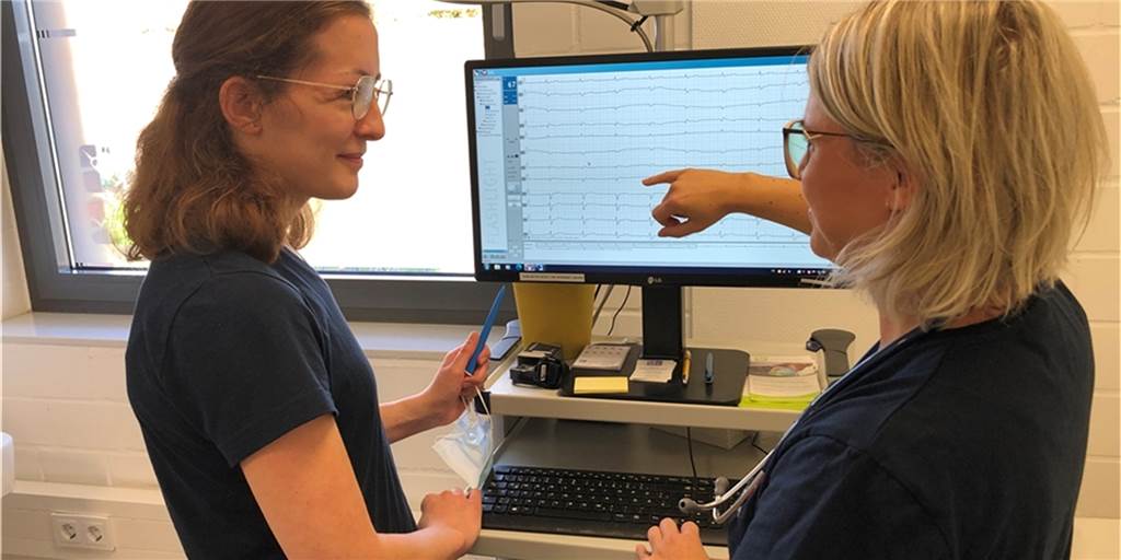 Physician Assistants: Neues Berufsbild gegen Ärztemangel auf dem Land Stellvertretend für ihren Chef, den Borkener Mediziner Dr. Amin Osman, dürfen die beiden medizinischen Fachangestellten Andrea Nießing (links) und Sarah Hykes künftig auch Elektrokardiogramme selbst analysieren.