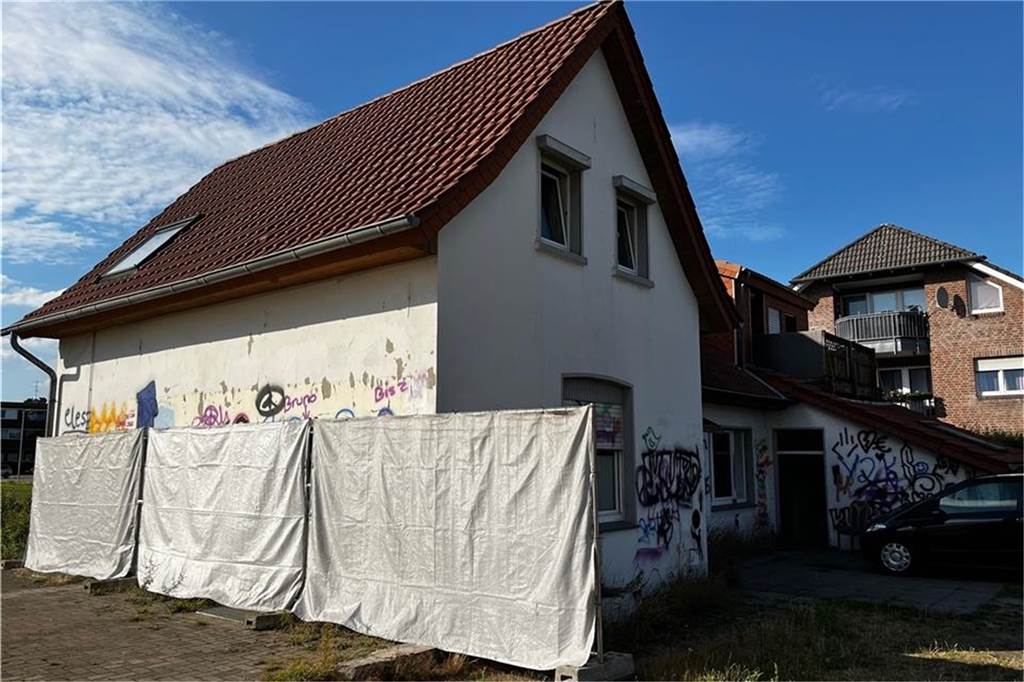 Ärger in Borken: „Übungshäuser“ für Schul-Graffiti-Projekt sind noch bewohnt Stellwände decken die Graffitis mittlerweile ab.