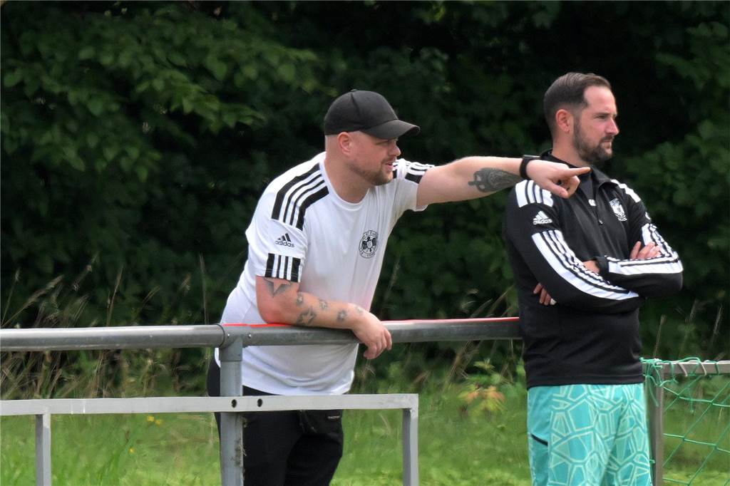 Stephan Ahland zeigt auf das Spielfeld.