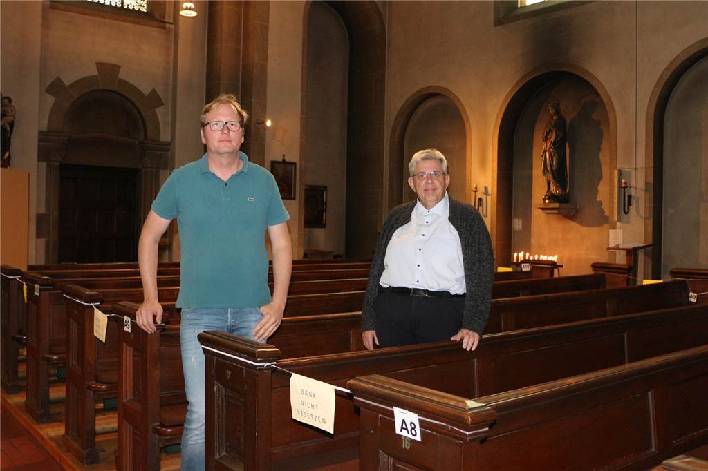 Jakobus-Kirche wird bald zur Baustelle: „Übergang werden wir hinbekommen“ Stephan Bengfort (l.) und Pfarrer Stefan Scho im letzten Joch der Kirche: Dort werden bald die Arbeiten für den künftigen Pfarrsaal aufgenommen.
