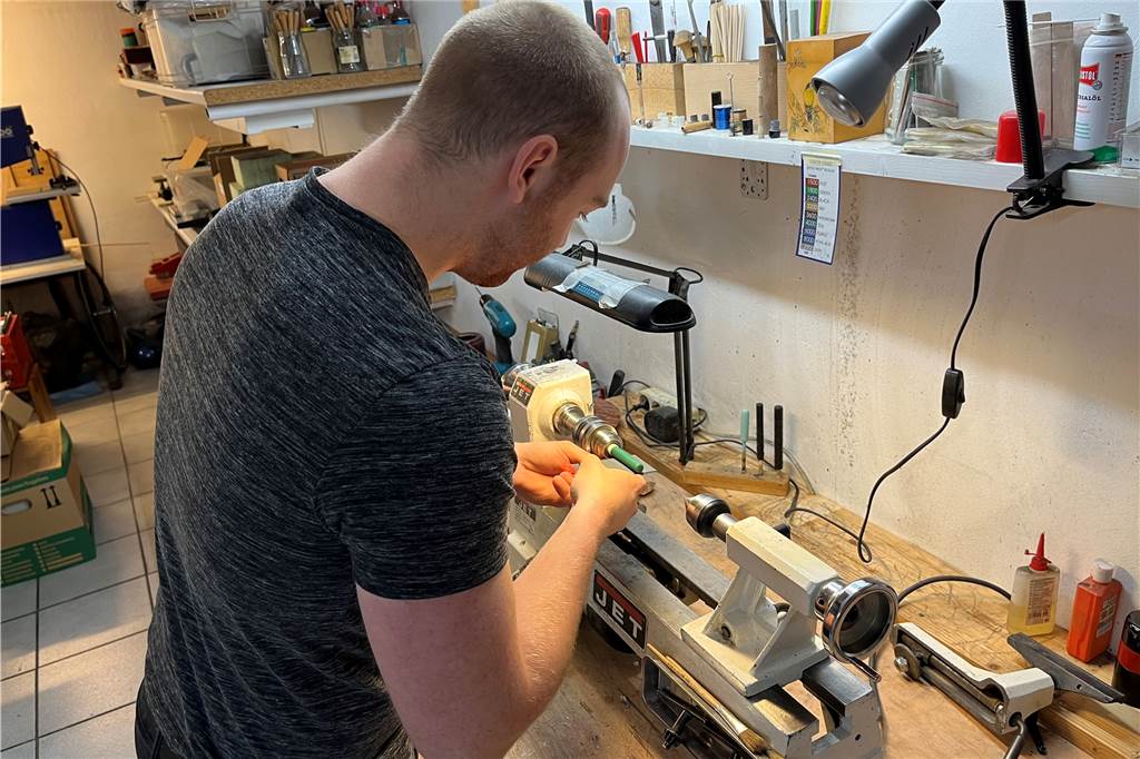Manufactur Bergfeder: Familie Berg hat ein ungewöhnliches Hobby Stephan Berg bei der Arbeit.