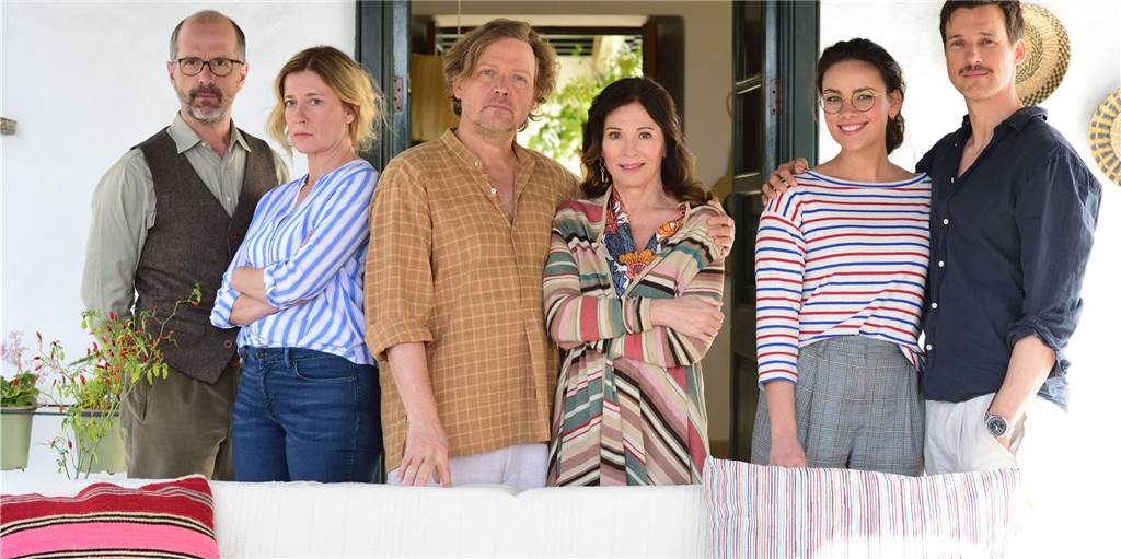 Sönke Wortmanns Komödie „Der Nachname“ ist so gut wie „Der Vorname“ Stephan Berger (Christoph Maria Herbst, v.l.), Elisabeth Berger-Böttcher (Caroline Peters), René König (Justus von Dohnányi) und Dorothea König (Iris Berben) können sich eigentlich nicht so recht leiden.