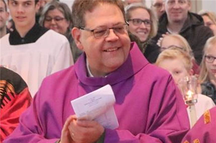 Seel-Sorgen durch Corona: Diakon Börger wendet sich an Maria Stephan Börger in der Kirche St. Vitus, als es noch kein Kontaktverbot gab.