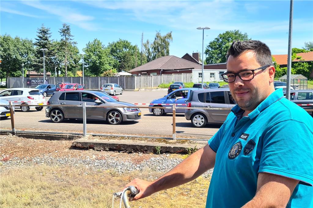 Mit Video: Tank-Chaos in Alstätte – Niederländer stürmen Zapfsäulen Stephan Ellerkamp, stellvertretenden Löschzugsführer vom Löschzug Alstätte, hofft, dass die Wehr nicht ausrücken muss, wenn die Einfahrt mal wieder zugeparkt ist. Im Hintergrund sieht man die Autoschleife über den K+K-Parkplatz zu den Zapfsäulen.