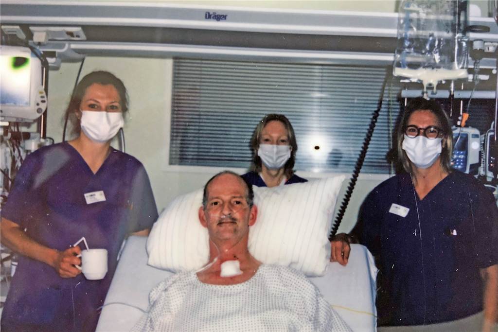 „Wird Papa sterben?“ Stephan Floris (53) und sein langer Kampf gegen das Coronavirus Stephan Floris im Kreis von Pflegefachkräften und einer Ärztin. Er lobt ausdrücklich, wie versiert und für ihn motivierend die Mitarbeiter des Ahauser Krankenhauses ihn behandelt haben. Das Erinnerungsfoto wurde kurz kurz vor seiner Entlassung aus dem Krankenhaus Ahaus in die Reha nach Schmallenberg ins Sauerland aufgenommen.