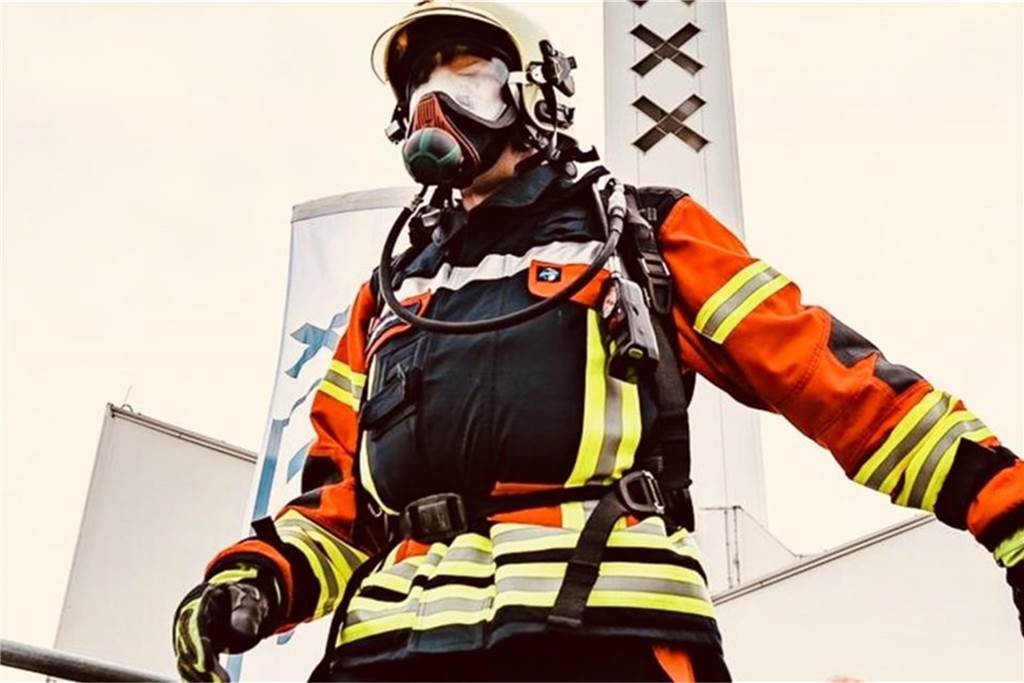 Feuerwehrmann Stephan Lendring marschiert gegen Ukraine-Krieg Stephan Lendring absolviert seine Charity-Läufe immer in voller Feuerwehrmontur. So bekommen die Aktionen mehr Aufmerksamkeit.