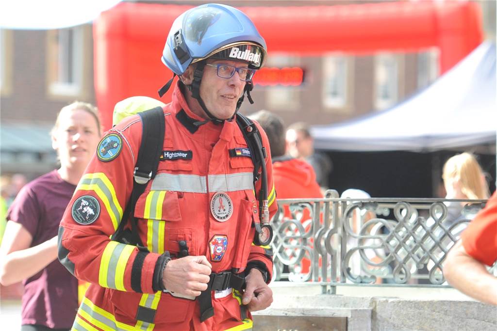 Steven Orlowski bleibt unter 15 Minuten Stephan Lendring war wieder in seiner Feuerwehruniform unterwegs.