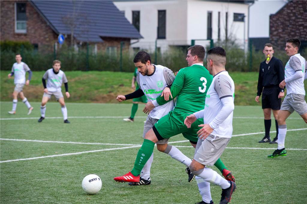 Bossendorf reaktiviert Stephan Marx für die restliche Saison Stephan Marx (l.), hier beim Bossendorfer Derby in der vergangenen Saison, hilft in der restlichen Spielzeit wieder bei der ersten Mannschaft des SVB aus.