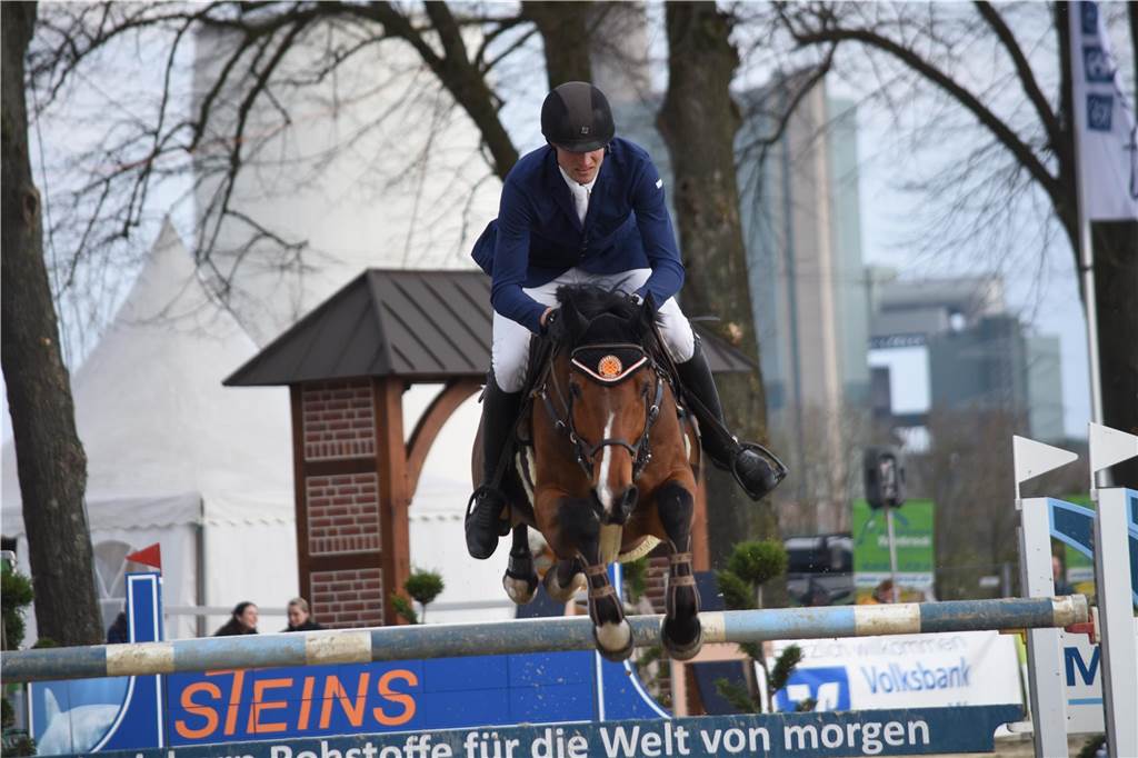 Hochkarätige S-Springen am Lenklar-Freitag: Wer trödelt, wird bestraft Stephan Naber vom RV St. Gerog mit Cyber Zirkeline belegten Platz 14.
