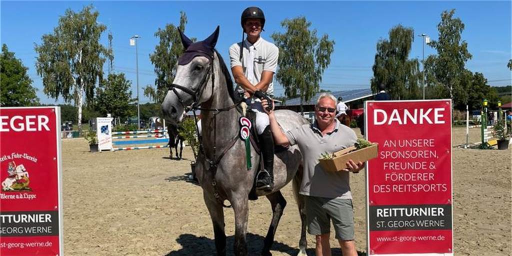Viele heimische Top-Platzierungen am ersten Tag beim RV St. Georg – Ehrung für Stephan Naber Stephan Naber wurde von seinem Verein nochmal für seine großen Erfolge geehrt. Der Vorsitzende Andreas Trouvain (r.) gratulierte.