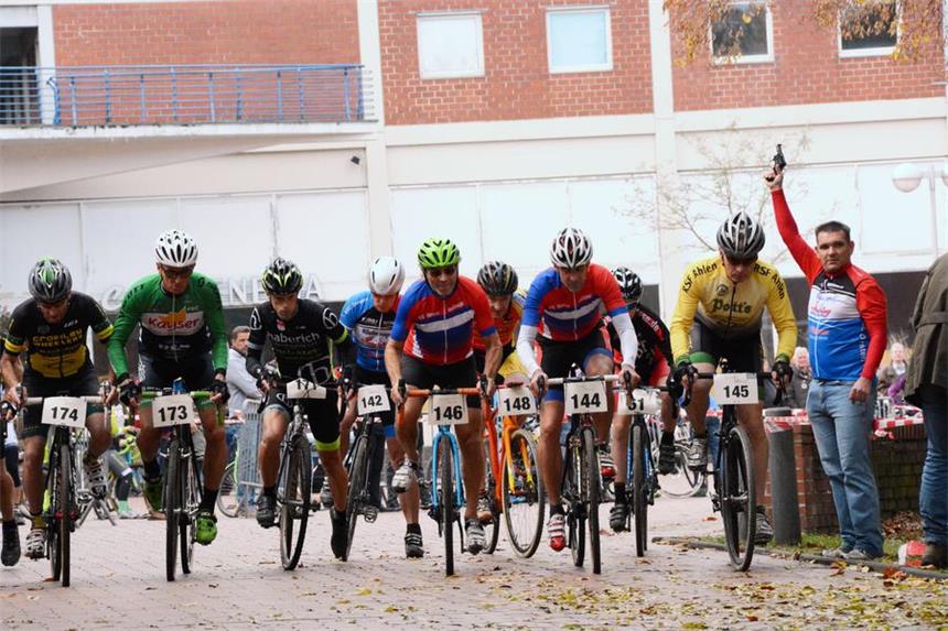 Dorstener Cyclo-Cross-Cup feiert gelungene Premiere Stephan Rokitta (r.) vom RSC Dorsten schickte die Fahrer um kurz nach 11 Uhr zum ersten Mal auf die 2,6 km lange Strecke.