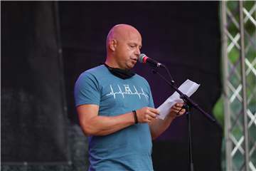 Stephan Sandkühler ist auf den Poetry Slam Bühnen des Landes unterwegs. Zur Weihnachtszeit schreibt er in diesem Jahr zum fünften Mal eine Geschichte zum Fest.