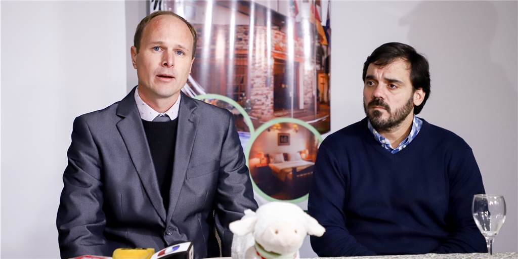 Verschleppte Mädchen im Video: Erstes Lebenszeichen von Clara (10) aus Essen seit 6 Monaten Stephan Schultheiss (l), Anwalt der in Deutschland lebenden Elternteile zweier mutmaßlich entzogenen Mädchen, und Dante Leguizamon (r), Vertreter einer lokalen Behörde für Kinder- und Jugendrechte, sprechen während einer Pressekonferenz im Hotel Westfalenhaus.
