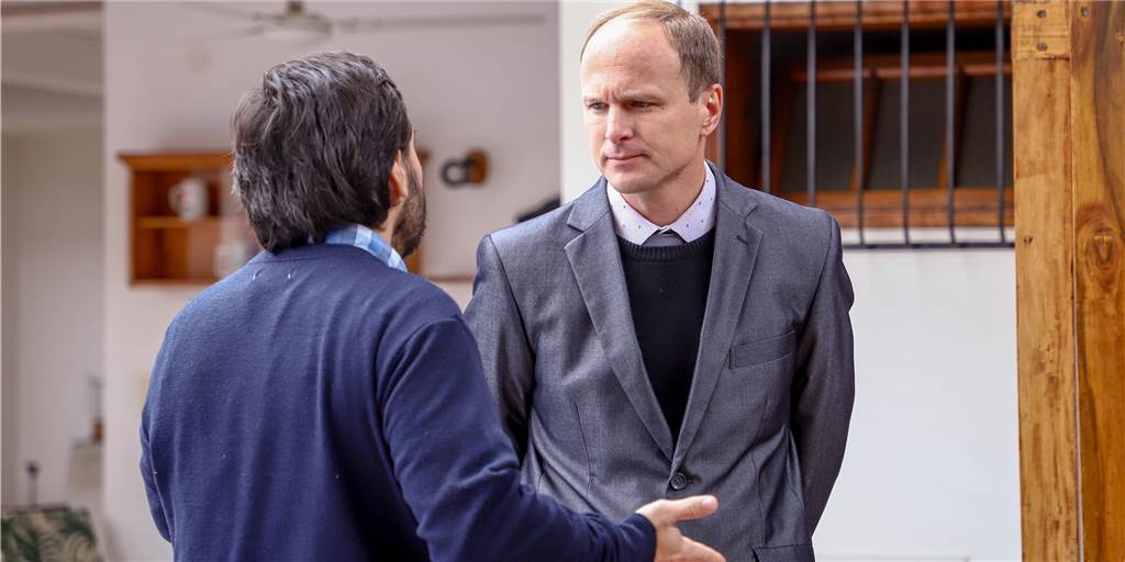 Essen: Impf-Gegner verschleppt Clara (10) nach Paraguay Stephan Schultheiss (r), Anwalt der in Deutschland lebenden Elternteile zweier mutmaßlich entzogenen Mädchen, spricht mit Dante Leguizamon (l), Vertreter einer lokalen Behörde für Kinder- und Jugendrechte, vor einer Pressekonferenz im Hotel Westfalenhaus.