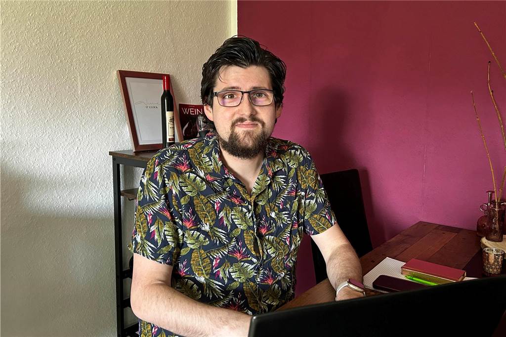 Die schwere Suche nach einem Therapieplatz: Zwei Betroffene berichten Stephan Seidel sitzt an seinem Laptop
