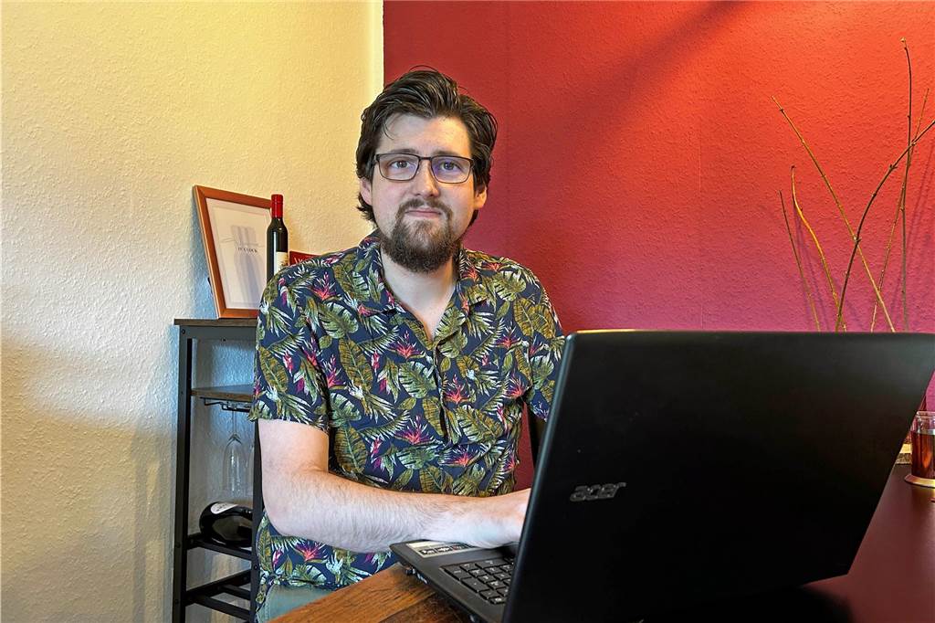 Adipositas-Zentrum schließt: Wütende Patienten und Ärzte Stephan Seidel sitzt an seinem Laptop.