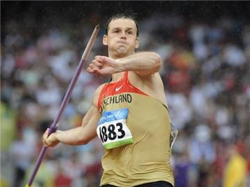 Stephan Steding wirft den Speer in der Qualifikation.