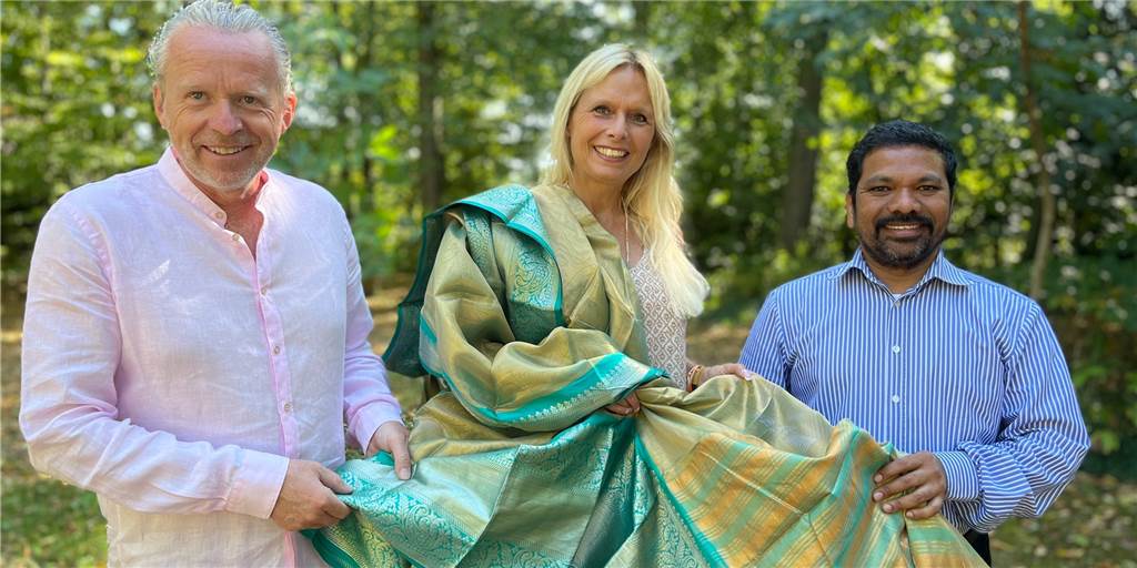 Xavier Muppala mehrere Wochen in Indien – Familie spendet 20.000 Euro Stephan Stender, Barbara Stender und Xavier Muppala halten einen Sari, ein indisches Kleidungsstück, in die Höhe.